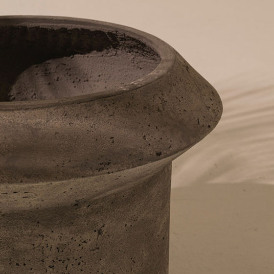 Bulbi Vaso in cemento Lilium | Vasi | Ethimo