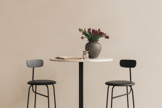 Afteroom Bar Chair | Black Base | Upholstered Seat, Veneer Back | Sierra - Black, 1001 | Black | Taburetes de bar | Audo Copenhagen