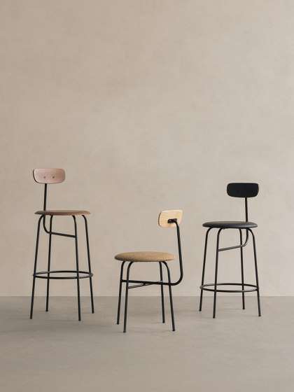 Afteroom Counter Chair | Black Base | Upholstered Seat, Veneer Back | Audo Bouclé 06 - Gold | Natural Oak | Sillas de trabajo altas | Audo Copenhagen
