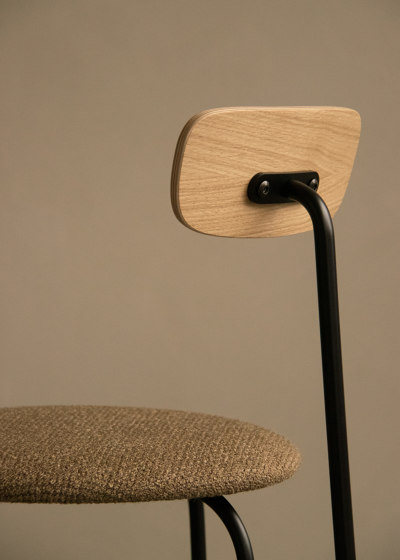 Afteroom Counter Chair | Black Base | Upholstered Seat, Veneer Back | Audo Bouclé 06 - Gold | Natural Oak | Chaises de comptoir | Audo Copenhagen