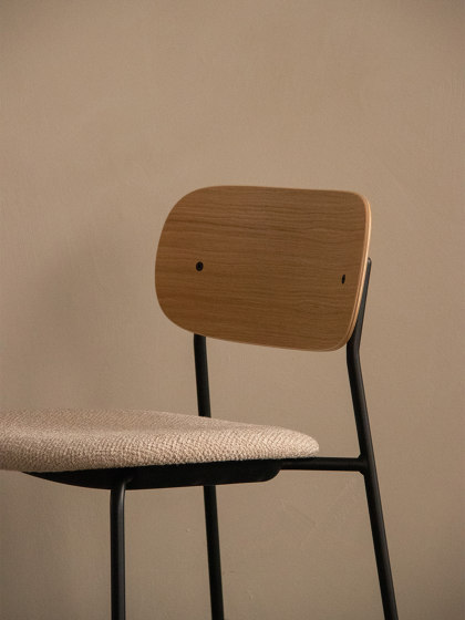 Co Bar Chair | Upholstered Seat, Oak Back | Audo Bouclé - Beige 02 | Natural Oak | Taburetes de bar | Audo Copenhagen