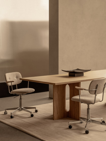 Co Task Chair W. Armrest | Star Base w. Casters, Polished Aluminium | Fully Upholstered | |Audo Bouclé 02 - Beige | Natural Oak | Arbeitshocker | Audo Copenhagen