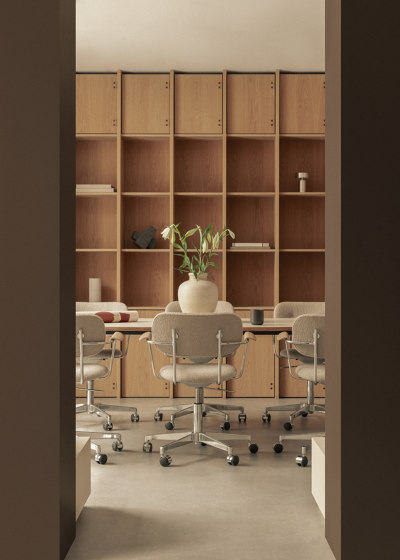 Co Task Chair W. Armrest | Star Base w. Casters, Polished Aluminium | Fully Upholstered | |Audo Bouclé 02 - Beige | Natural Oak | Arbeitshocker | Audo Copenhagen