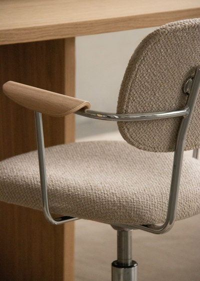 Co Task Chair W. Armrest | Star Base w. Casters, Polished Aluminium | Fully Upholstered | Sierra - Army, 0441 | Dark Stained Oak | Swivel stools | Audo Copenhagen