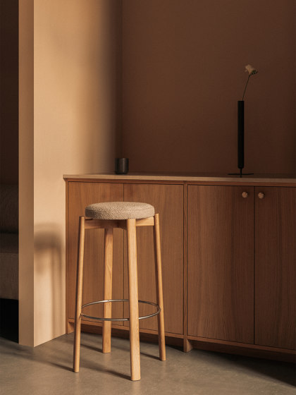 Passage Bar Stool, Natural Oak Base, Upholstered Seat, Steel Ring | Audo Bouclé - Beige 02 | Barhocker | Audo Copenhagen