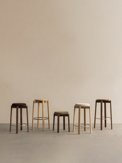 Passage Bar Stool, Natural Oak Base, Upholstered Seat, Steel Ring | Audo Bouclé - Beige 02 | Barhocker | Audo Copenhagen