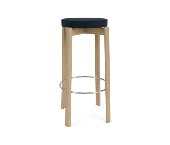 Passage Bar Stool, Natural Oak Base, Upholstered Seat, Steel Ring | Vidar - Dark Blue, 0786 | Bar stools | Audo Copenhagen