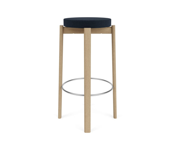 Passage Bar Stool, Natural Oak Base, Upholstered Seat, Steel Ring | Vidar - Dark Blue, 0786 | Barhocker | Audo Copenhagen