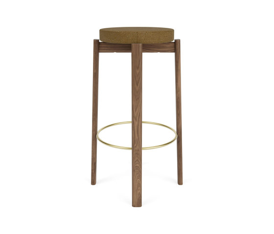 Passage Bar Stool, Walnut Base Base, Upholstered Seat, Brass Ring | Audo Bouclé - Beige 06 | Bar stools | Audo Copenhagen