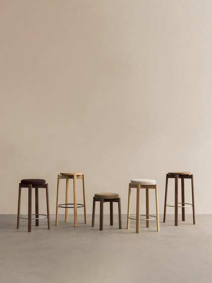 Passage Bar Stool, Walnut Base Base, Upholstered Seat, Brass Ring | Audo Bouclé - Beige 06 | Bar stools | Audo Copenhagen