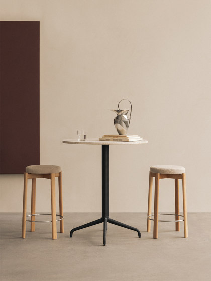 Passage Counter Stool, Natural Oak Base, Upholstered Seat, Steel Ring | Audo Bouclé - Beige, 02 | Sedie bancone | Audo Copenhagen