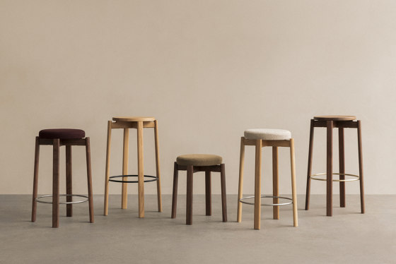 Passage Counter Stool, Natural Oak Base, Upholstered Seat, Steel Ring | Audo Bouclé - Beige, 02 | Counter stools | Audo Copenhagen