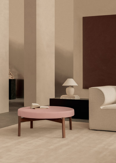 Passage Pouf, Walnut Base | Vidar - Pink, 0526 | Poufs / Polsterhocker | Audo Copenhagen