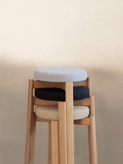 Passage Stool, Natural Oak Base, Upholstered Seat | Vidar - Purple, 0723 | Tabourets | Audo Copenhagen