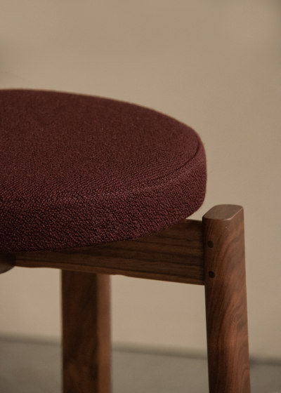 Passage Stool, Walnut Base, Upholstered Seat | Vidar - Burgundy, 0693 | Taburetes | Audo Copenhagen