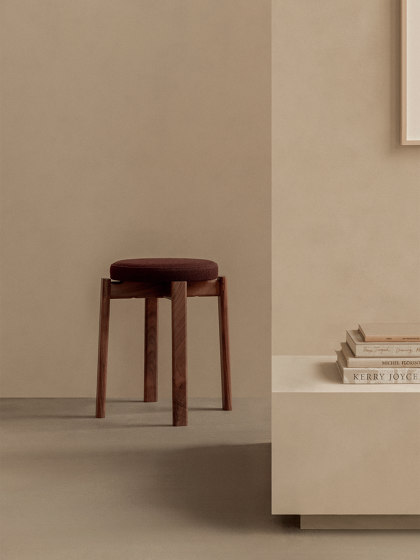 Passage Stool, Walnut Base, Upholstered Seat | Vidar - Burgundy, 0693 | Taburetes | Audo Copenhagen