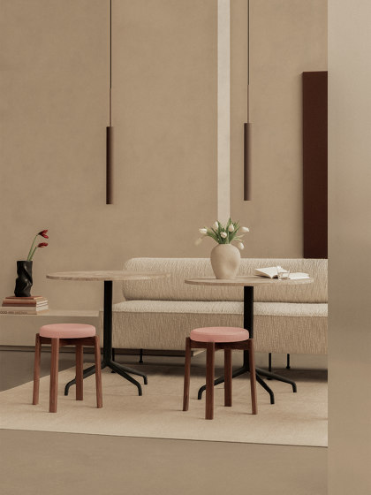 Passage Stool, Walnut Base, Upholstered Seat | Vidar - Pink, 0526 | Taburetes | Audo Copenhagen