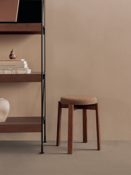 Passage Stool, Walnut Base, Upholstered Seat | Vidar - Pink, 0526 | Hocker | Audo Copenhagen