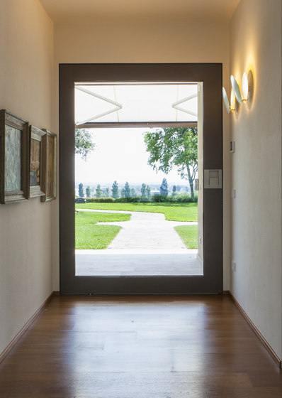 Nova | Puerta de seguridad en aluminio y vidrio | Puertas de entrada | Oikos Venezia – Architetture d’ingresso