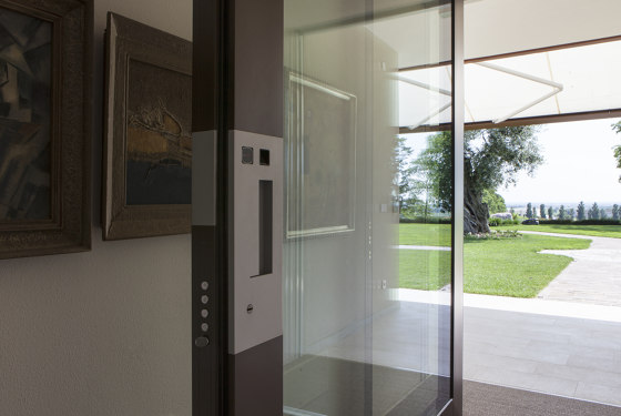 Nova | Puerta de seguridad en aluminio y vidrio | Puertas de entrada | Oikos – Architetture d’ingresso
