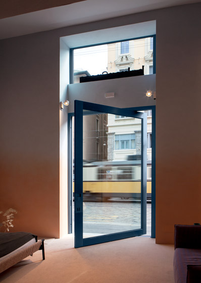 Nova | Porta d'ingresso a bilico vetrata in alluminio e vetro | Porte ingresso | Oikos Venezia – Architetture d’ingresso