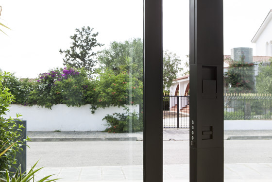 Nova | Puerta de seguridad en aluminio y vidrio | Puertas de entrada | Oikos Venezia – Architetture d’ingresso
