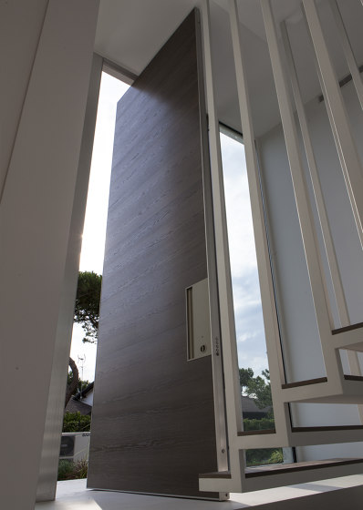 Synua | La puerta blindada para las grandes dimensiones, con funcionamiento de pivote vertical y complanar con la pared | Puertas de entrada | Oikos Venezia – Architetture d’ingresso