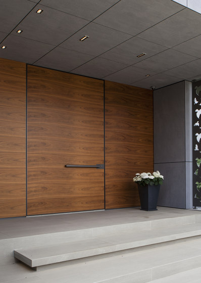Synua | La porta blindata per le grandi dimensioni con funzionamento a bilico verticale e complanare al muro. | Porte ingresso | Oikos – Architetture d’ingresso
