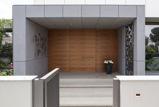 Synua | La puerta blindada para las grandes dimensiones, con funcionamiento de pivote vertical y complanar con la pared | Puertas de entrada | Oikos – Architetture d’ingresso
