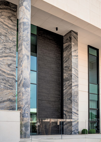 Synua | La porta blindata per le grandi dimensioni con funzionamento a bilico verticale e complanare al muro. | Porte ingresso | Oikos Venezia – Architetture d’ingresso