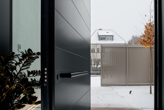 Synua | La porte blindée pour les grandes dimensions, avec fonctionnement
pivotant vertical et coplanaire au mur. | Portes d'entrée d'appartement | Oikos Venezia – Architetture d’ingresso