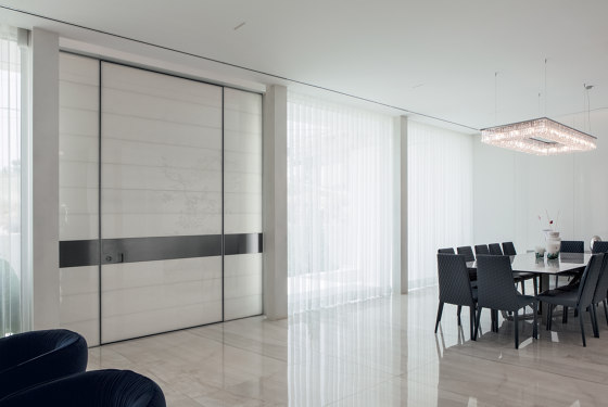 Synua | The safety door for large dimensions, with vertical pivot operation and installation coplanar with the wall. | Front doors | Oikos Venezia – Architetture d’ingresso