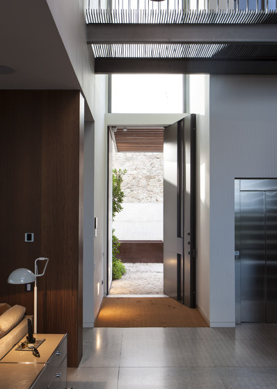 Synua Wall System - boiserie | Wohnungseingangstüren | Oikos Venezia – Architetture d’ingresso