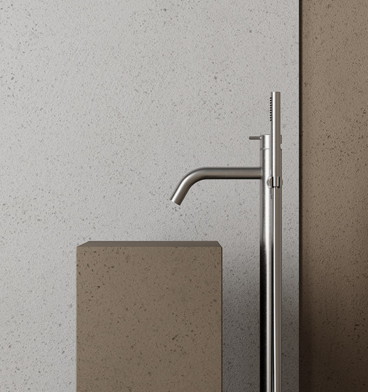 Made - freestanding bathtub mixer | Robinetterie pour lavabo | NIC Design