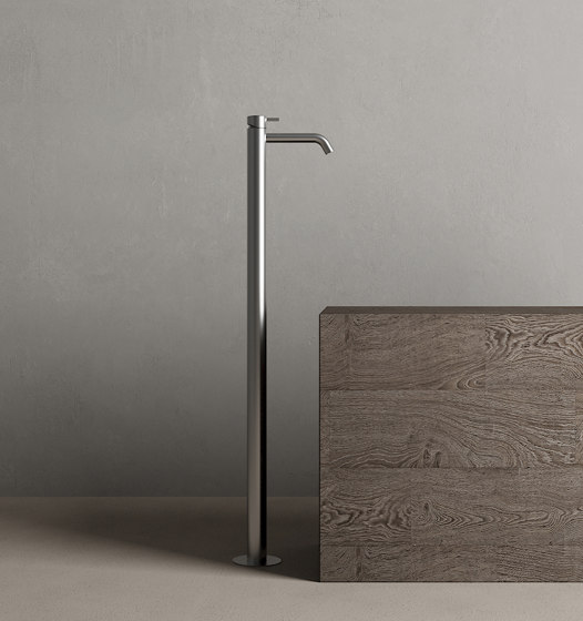 Made - freestanding bathtub mixer | Robinetterie pour lavabo | NIC Design