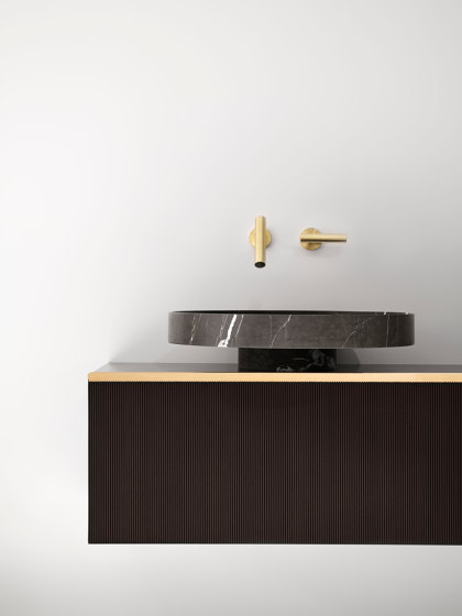 Eccentrico | Mueble de 1 cajón con frentes de madera estriada y lavabo sobre encimera de mármol o Cristalplant, longitud 160cm | Armarios lavabo | Falper