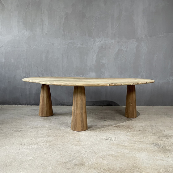 Slow Reclaimed | The Cono Cloud 246 Dining Table | Tables de repas | Set Collection