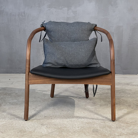 Classics | The Tokyo Lounge Armchair Walnut | Fauteuils | Set Collection