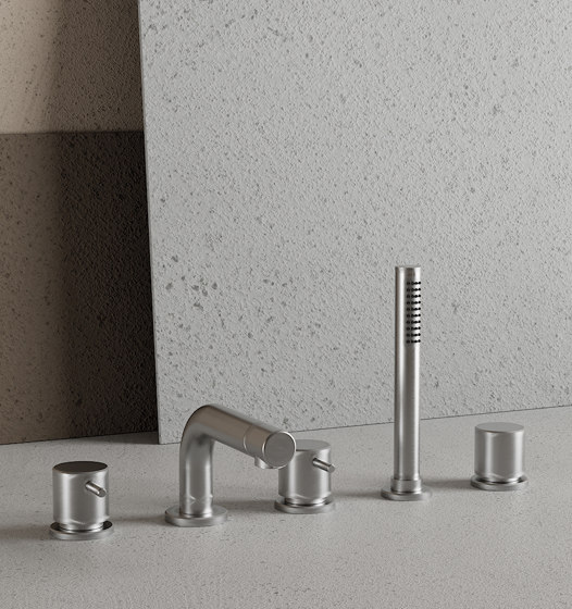 Made - bathtub mixer | Grifería para bañeras | NIC Design