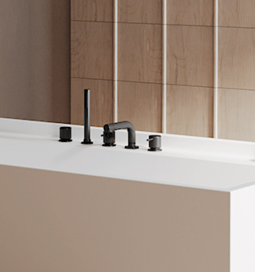 Made - bathtub mixer | Robinetterie pour baignoire | NIC Design