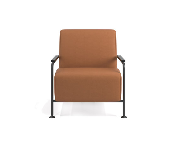 Colubi Outdoor lounge chair with wooden armrest | Fauteuils | viccarbe