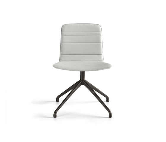 Klip chair - pyramid swivel base & lined upholstery | Stühle | viccarbe