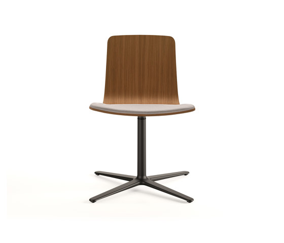 Klip chair - flat swivel base & stained / lacquered seat with cushion | Stühle | viccarbe