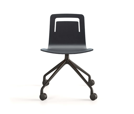 Klip chair - pyramid swivel with casters base & stained / lacquered seat with handle | Sedie | viccarbe