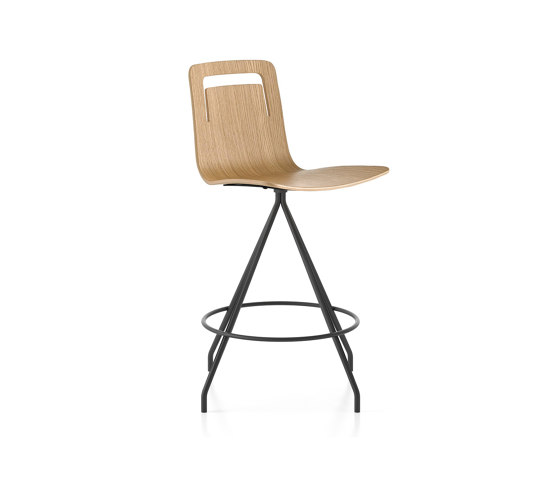 Klip stool - swivel base counter height & stained seat with handle | Tabourets de bar | viccarbe