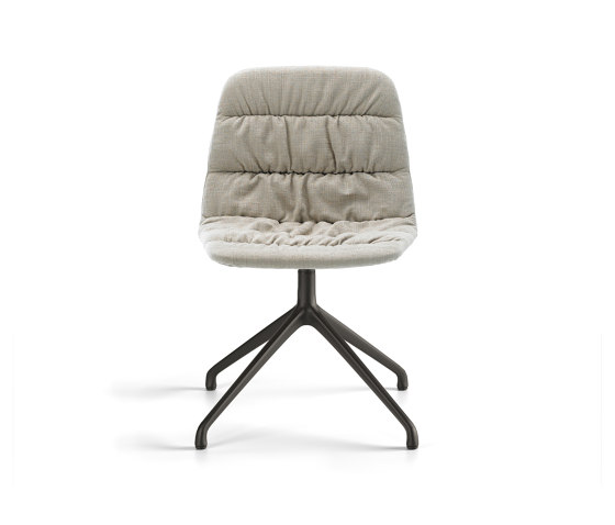 Maarten chair - pyramid swivel base & soft upholstery | Sedie | viccarbe