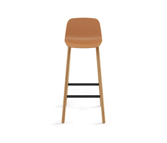 Maarten Plastic stool - four wooden legs base bar height | Tabourets de bar | viccarbe