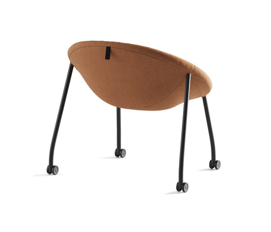 Zoco lounge chair with casters | Chairs | viccarbe