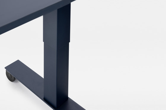 Follow Tilting Monochromatic 299RCAR | Desks | Mara