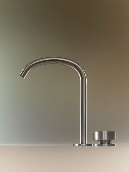 Super | Traditional two-hole countertop mixer group with swivel spout | Bath taps | Quadrodesign